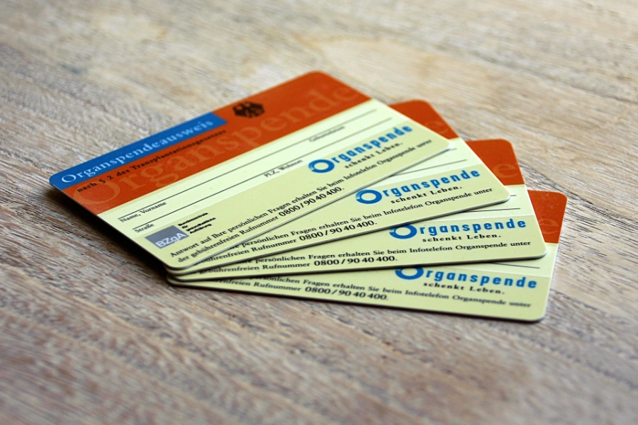 Vier Organspendeausweise aufeinander